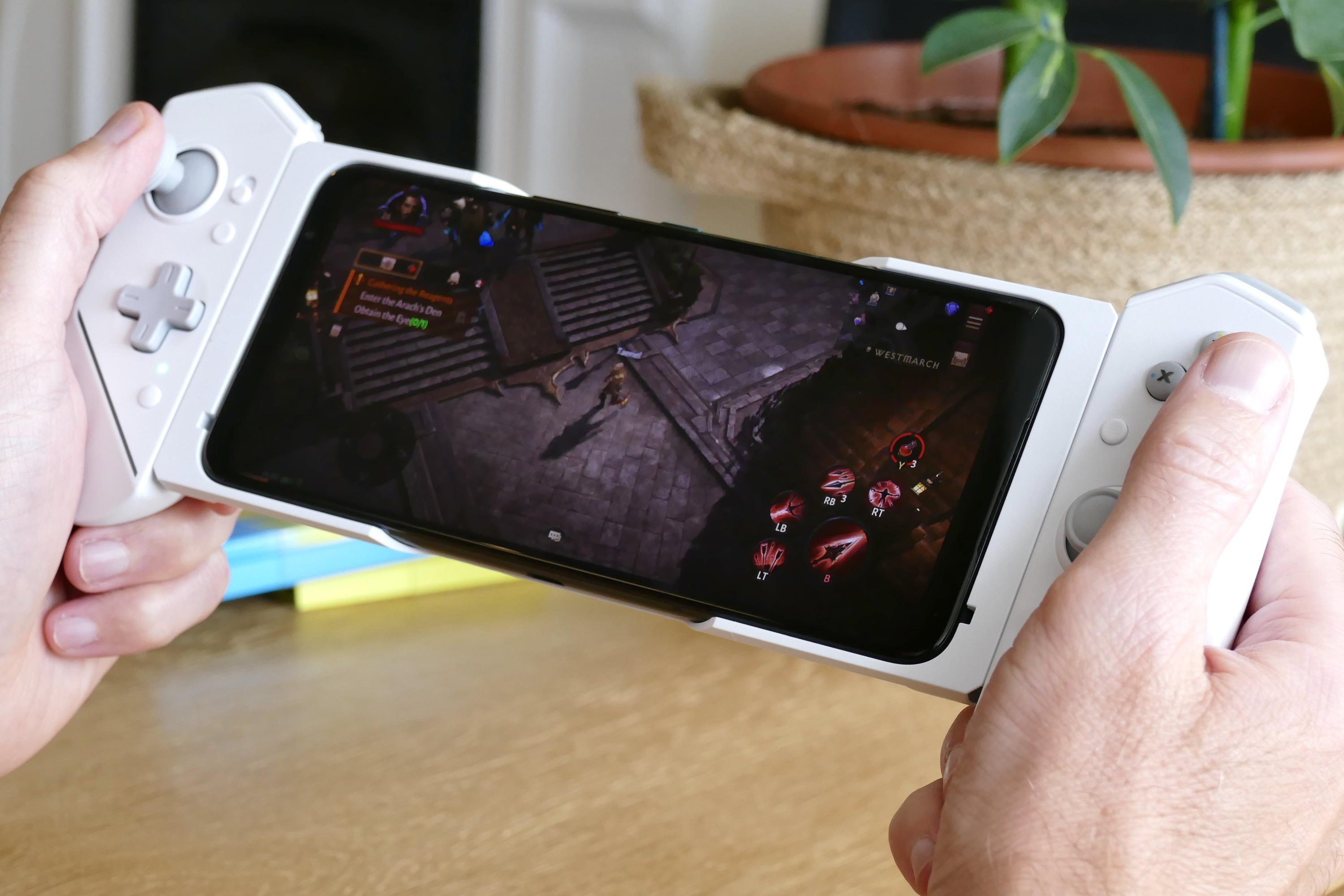 Asus ROG Phone 6 Pro dengan pengontrol Kunai 3 terpasang.